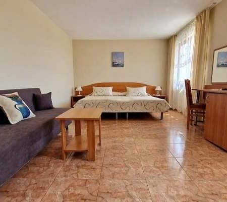Family Hotel Selena Nesebar Bagian luar foto