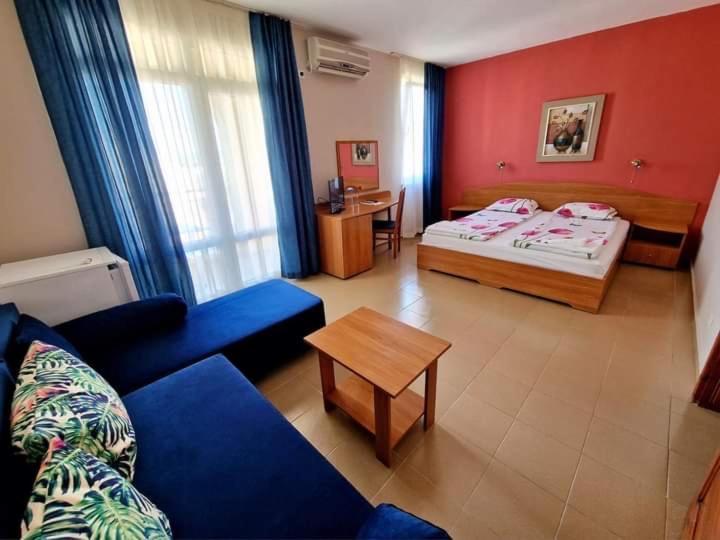 Family Hotel Selena Nesebar Bagian luar foto