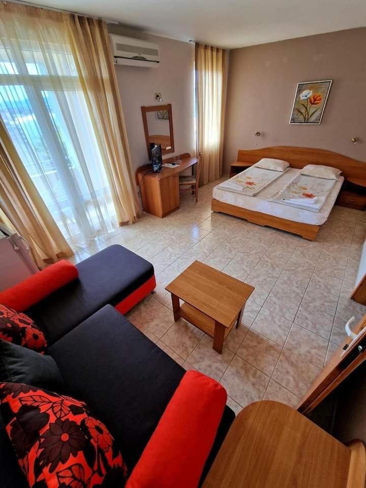 Family Hotel Selena Nesebar Bagian luar foto