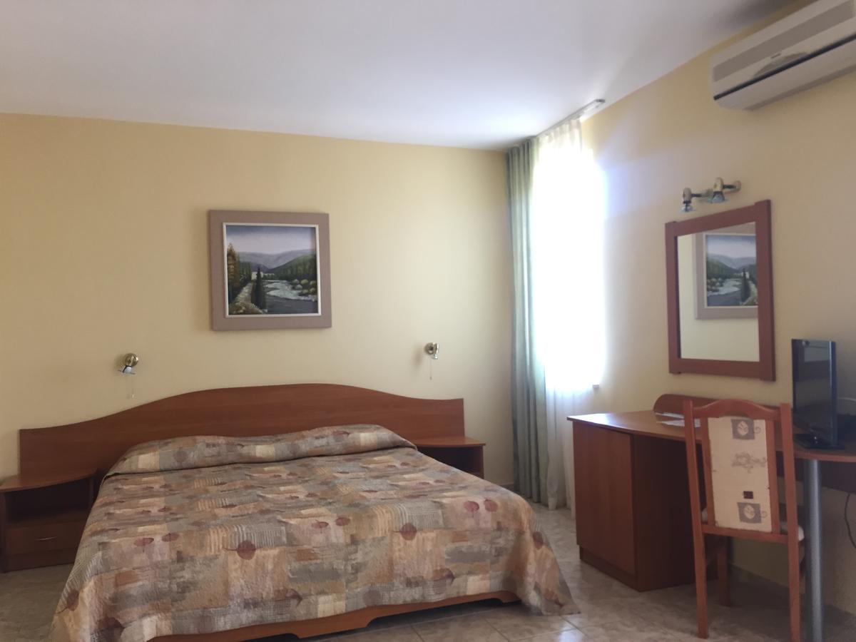 Family Hotel Selena Nesebar Bagian luar foto